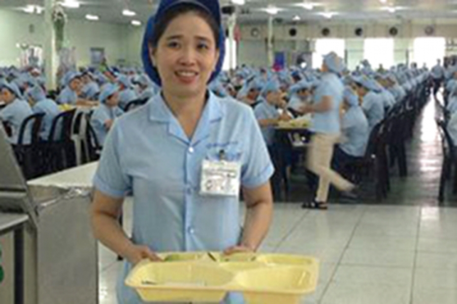Tran Truong Nguyet Tien es una representante de los trabajadores que ha contribuido a mejorar las comidas servidas en la fábrica Mabuchi Motor gracias a los mecanismos de negociación.