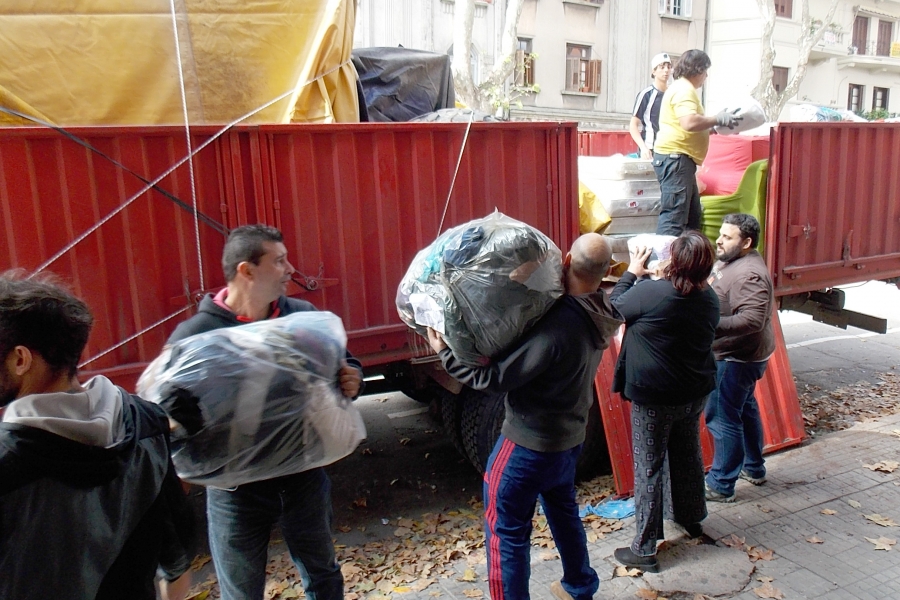 Los actos de solidaridad no paran: portuarios entregan productos y camión parte rumbo a Paysandú
