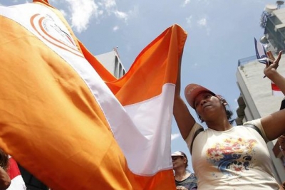 Trabajadores públicos toman calles en Costa Rica para defender sus salarios