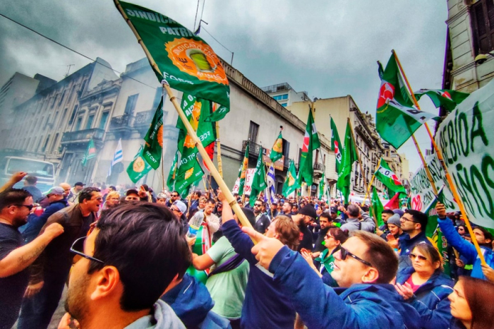 Multitudinaria movilización en el centro de Montevideo de FEOB