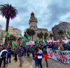 Multitudinaria movilización en el centro de Montevideo de FEOB